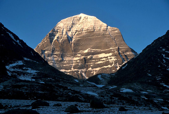 Seguindo no Tibete, o Monte Kailash é representativo para pelo menos quatro religiões: budismo, hinduísmo, bono e jainismo. Com relação ao primeiro, acredita-se que o local é o centro do universo, já para o segundo significa a morada de Xiva, uma das principais deusas da doutrina. 