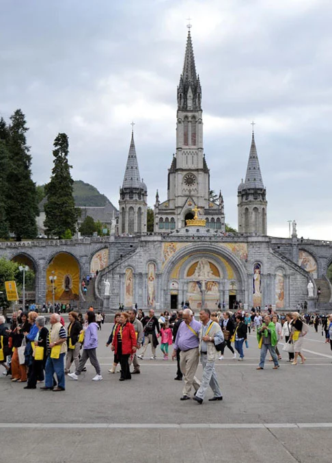 Lourdes, na França, é um dos principais pontos de peregrinação para os católicos. No Santuário de Nossa Senhora de Lourdes há a gruta onde a Virgem Maria teria sido vista por uma menina de 14 anos em 1858. Além disso, a água tem a fama de curar as pessoas. Esses motivos atraem milhares de fiéis. 
