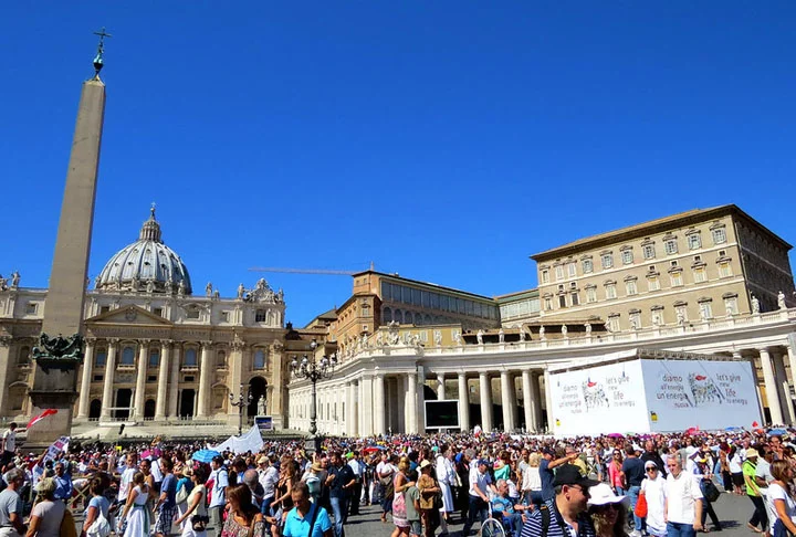 Ainda no Cristianismo, o Vaticano abriga o edifício mais relevante e visitado da religião, a Basílica de São Pedro. O espaço tem capacidade para mais de 60 mil pessoa e abriga os túmulos de São Pedro, um dos apóstolos de Jesus Cristo e o primeiro papa da história.