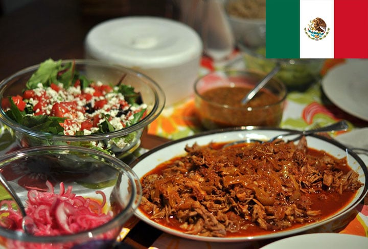 10º lugar - Cochinita pibil (México) - Carne de porco marinada com achiote, laranja amarga e vários condimentos, cozinhada no forno, dentro de folhas de banana-da-terra. 