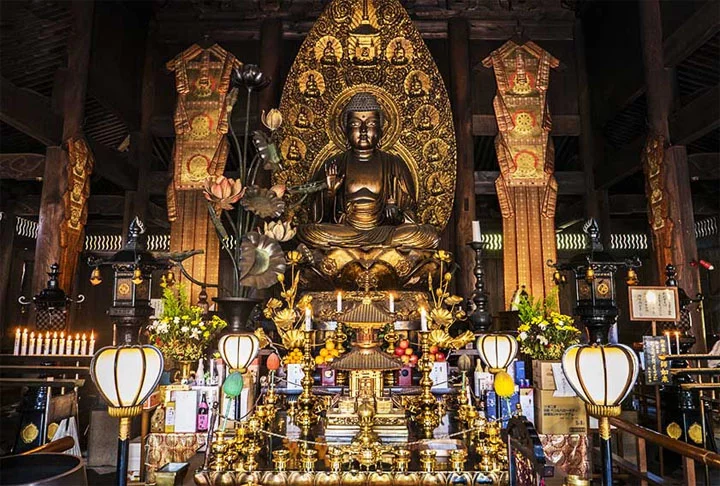 Shikoku é a menor ilha e menos populosa que compõe o Japão. No entanto, é uma primordial rota para os budistas que almejam fazer a peregrinação pelos 88 templos ligados ao monge Kukai, em um itinerário de 1.200 km. Os devotos costumam se vestir com roupas brancas, chapéus e usar bastões. 