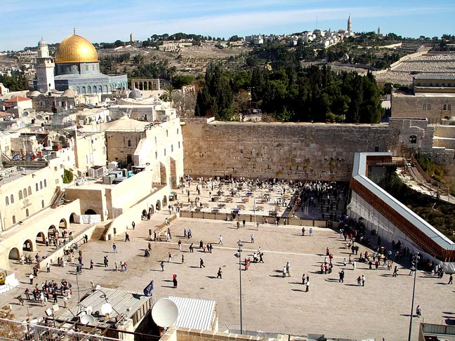 O Muro das Lamentações está localizado na cidade de Jerusalém, em Israel, e é um importante símbolo para o Judaísmo. Milhares de devotos fazem peregrinação ao local para orar e deixar seus desejos por escrito. Ele é sagrado porque é o indício mais próximo do “sagrado entre os sagrados”. 