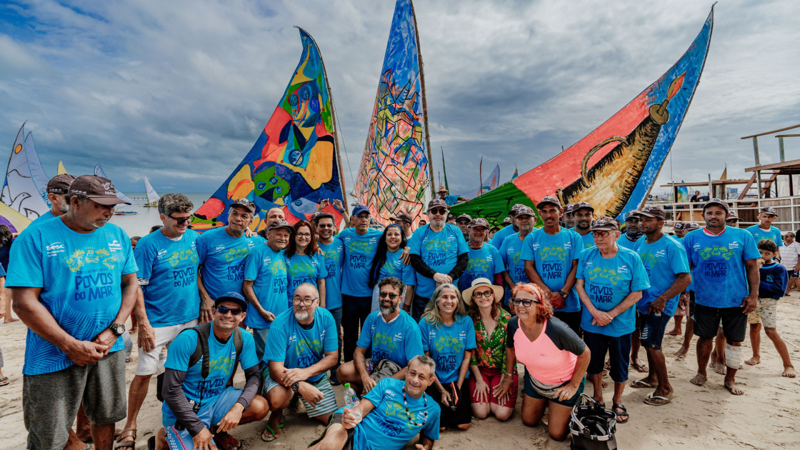 Jangadeiros e artistas posam junto à equipe do Sesc