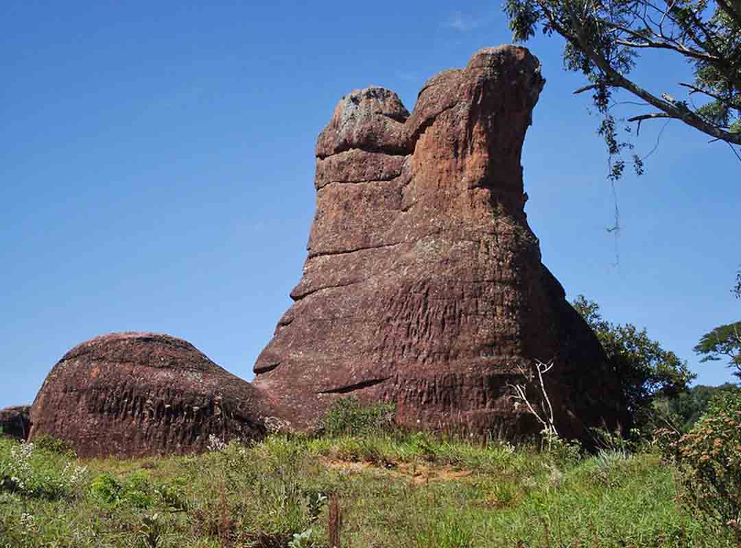 Pedra da Bota, Paraná: A Garrafa de Coca-Cola não é a única formação geológica curiosa no Parque Estadual de Vila Velha. Essa com formato de bota é outra que atrai a atenção de curiosos.