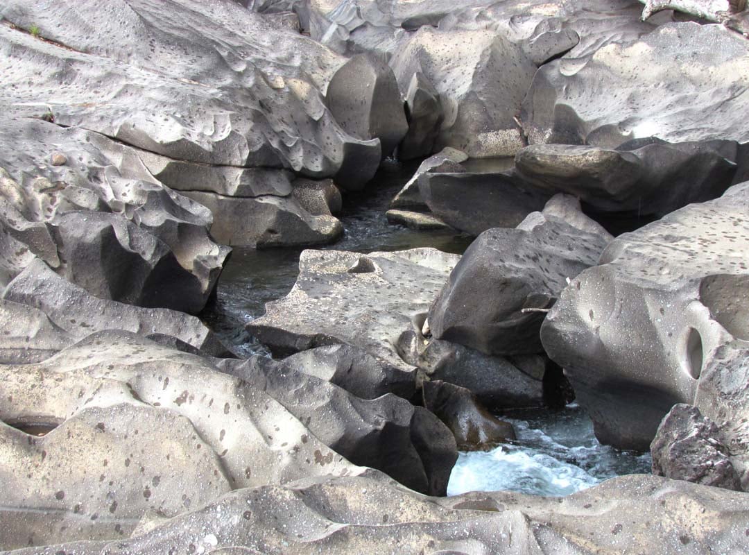 Vale da Lua, Goiás:  Localizada na Chapada dos Veadeiros, essa é uma rocha esculpida pelas águas claras do Rio São Miguel, criando uma paisagem que se assemelha à lua, com muitas crateras no solo. Veja agora outras formações intrigantes pelo mundo!