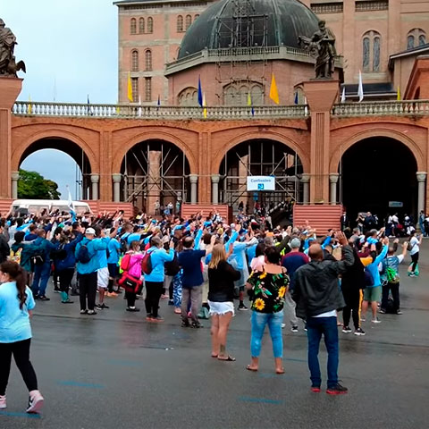 Aparecida do Norte, em São Paulo, surgiu após pescadores terem encontrado a imagem de Nossa Senhora da Conceição Aparecida no Rio Paraíba do Sul, em 1717. Tal descoberta teria permitido na época a repetição do milagre da multiplicação dos peixes. 