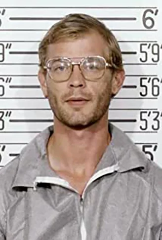 Dahmer - Mente Assassina (2002) mostra os horrores praticados por Jeffrey Dahmer, assassino de 17 homens e garotos entre 1978 e 1991. Seus crimes envolviam estupro, necrofilia e canibalismo. Condenado à prisão perpétua, foi morto por outro detento na cadeia, no Wisconsin, em 1994. 