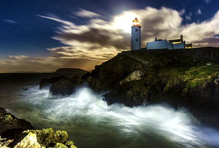 Farol de Fanad, Irlanda - Construído em em 1818 na beirada de um penhasco, a pedido de moradores após um naufrágio no local em que todos morreram. Dizem que a área é mal assombrada..