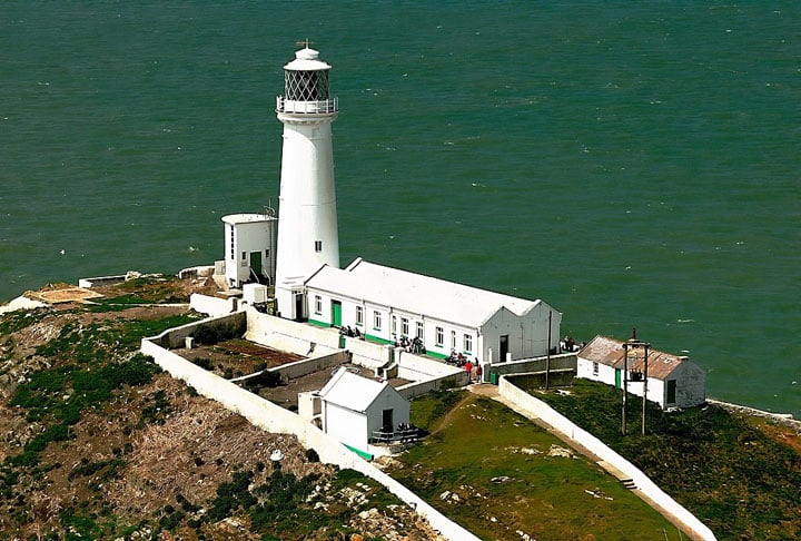  Farol de South Stack, País de Gales - Construído em 1809,  fica na Ilha de Anglesey. Serve de orientação para navios que vão ou voltam dos portos de Holyhead e Dun Laoghaire.