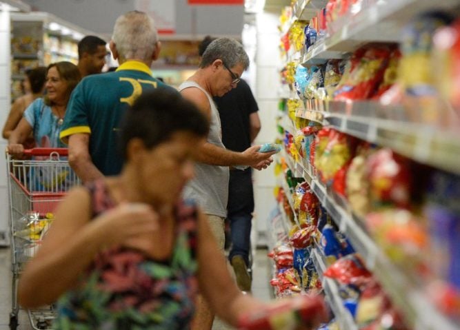 Muita gente é tão despreocupada com rótulos que nem mesmo observa se os produtos estão na validade. Mas o certo, além de checar a data, é verificar as taxas de substâncias que compõem o alimento. 