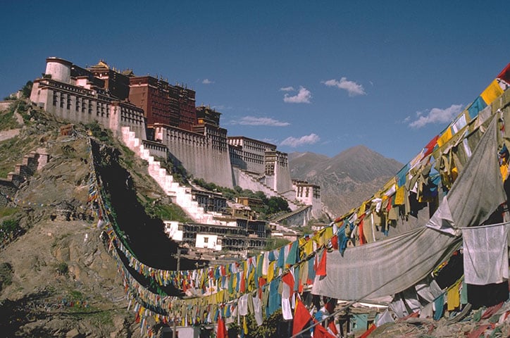 Já Lhasa, situada no Tibete, região autônoma da China, é uma importante sede do Budismo desde o século XVII, já que acomoda diversos templos como o Palácio de Potala. O espaço funciona  atualmente como um museu e um ponto bastante buscado para orações e estudos. Também já foi residência de Dalai Lama. 