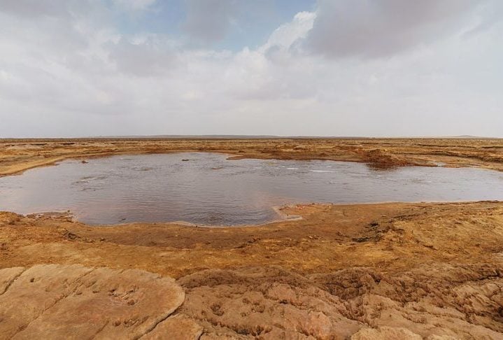 O estudo revela que em diversas regiões do globo, as reservas subterrâneas de água, fundamentais para as necessidades de milhões de indivíduos, estão sofrendo uma rápida diminuição.