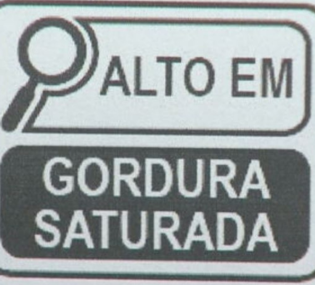 Uma lupa deve aparecer na parte da frente de alimentos que contêm teor elevado de gordura saturada, para fazer o alerta. O aviso em preto e branco e caixa alta serve para que o consumidor saiba que está comprando um produto que pode causar danos à saúde se for consumido em excesso. 