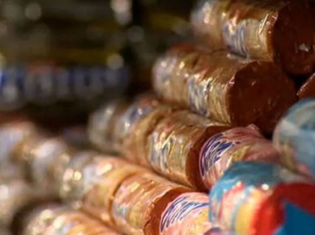 Mas muitas mercadorias que já estavam nas prateleiras ou no estoque mantiveram os rótulos originais para não haver despedício. Com isso, durante meses, os clientes que costumam observar os rótulos perceberam que havia diferenças entre os estilos. 