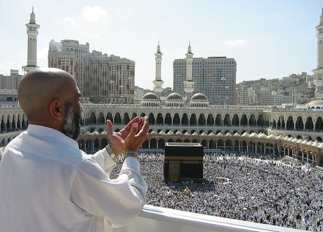 A peregrinação, este ano,  atraiu cerca de 1,8 milhão de devotos. A maioria do exterior. Por causa do calor, as autoridades instalaram nebulizadores na área externa e guardas foram escalados para borrifar água nos peregrinos.