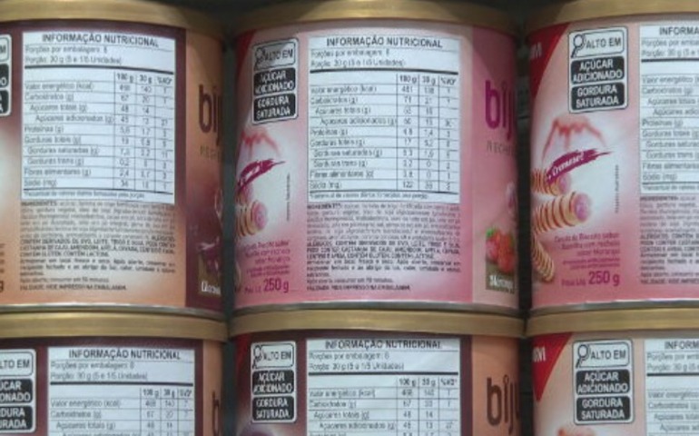 Os rótulos precisam ter fundo branco, com letras pretas, para facilitar a leitura por parte do consumidor. Acabou a era de rótulos cujos números e palavras eram minúsculos e com fundo que praticamente impedia a visualização. 