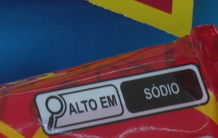 E o mesmo alerta em forma de lupa também tem que ser feito para alimentos com alta taxa de sódio.