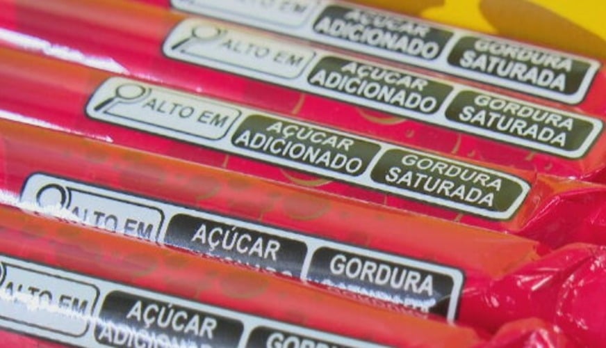 Quando houver mais de uma substância cujo excesso pode ser nocivo à saúde, é necessário especificar todas. Aqui, por exemplo, aparece a informação de que o produto tem alto teor de açúcar e de gordura.  