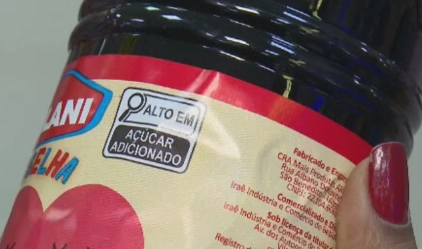 E os consumidores passaram a perceber mudanças nos rótulos e, principalmente, os avisos chamativos sobre elevado teor, seja de açúcar, sódio ou gordura nas embalagens. 