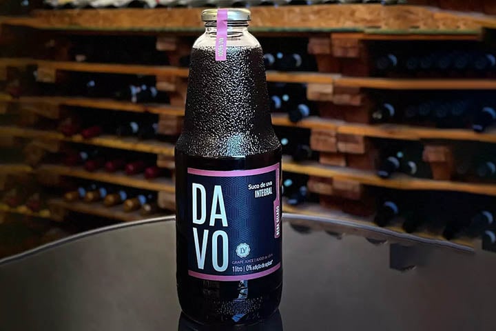 O suco da marca Davo é produzido pela vinícola de mesmo nome, cujos vinhedos estão localizados em Ribeirão Branco, no interior de São Paulo. Feito de uvas Isabel e bordô, foi um dos preferidos do júri pelo frescor, presente tanto no aroma quanto no paladar, pela “acidez gostosa” e pelo dulçor equilibrado