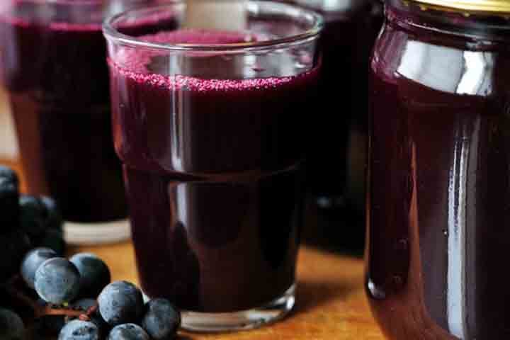 Em uma alimentação saudável, as frutas são essenciais por serem fontes de vitaminas, minerais, fibras e antioxidantes. Entre elas, está a uva, que pode formar um suco natural, fornecer energia e prevenir o indivíduo de doenças. Confira, então, os benefícios do suco de uva, que pode ser uma excelente pedida pra sua dieta.