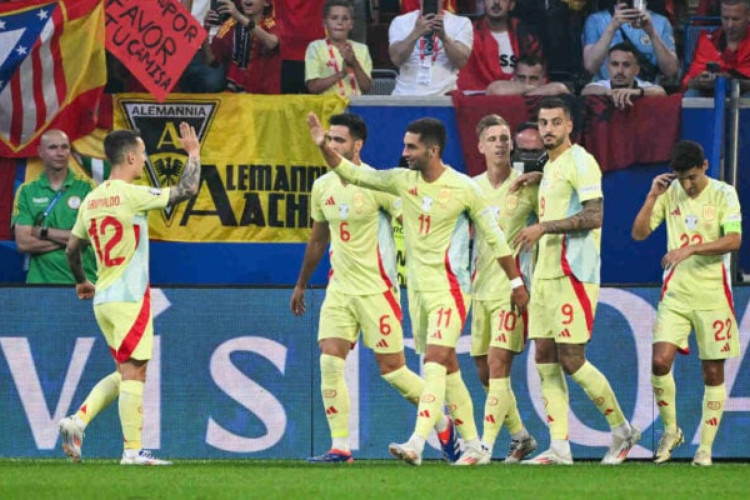 Técnico Luis de la Fuente poupa vários jogadores após classificação antecipada às oitavas e espanhóis conseguem vitória por 1 a 0 
