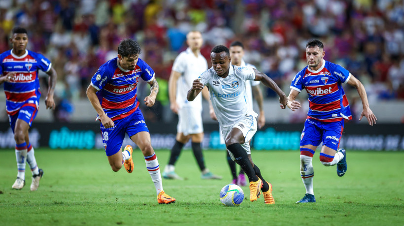 Pedro Augusto e Nathan Fernandes no jogo Fortaleza x Grêmio, no Castelão, pelo Campeonato Brasileiro Série A 2024