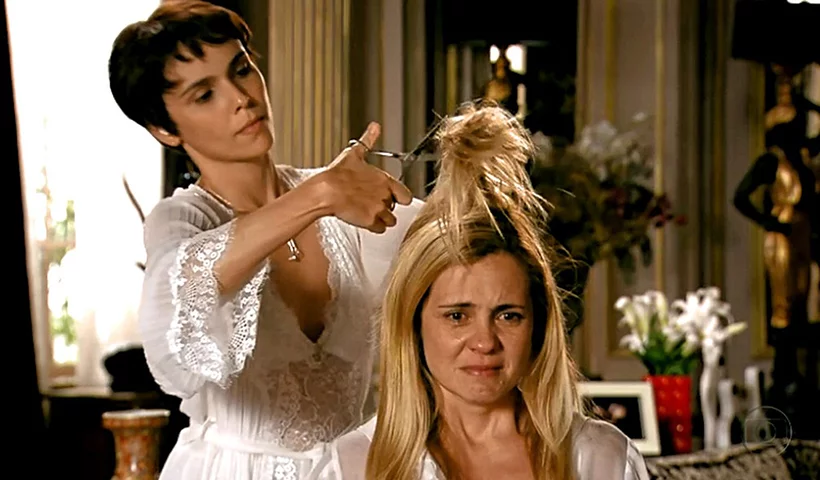   Avenida Brasil (2012) é considerada uma das maiores novelas da história do Brasil. Exibida pela Rede Globo, ela depois foi vendida para 148 países, um recorde. 