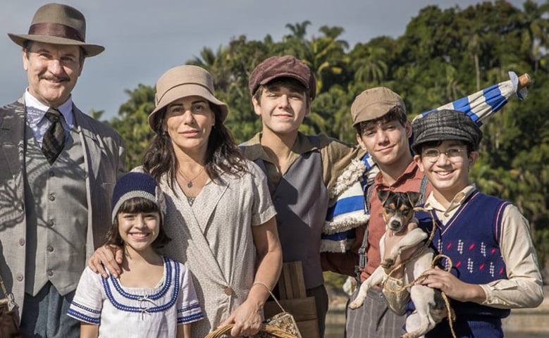 Curiosamente, houve novelas que passaram em mais de uma emissora. É o caso, por exemplo, de Éramos Seis, que teve cinco versões. Uma na Record (1958), duas na TV Tupi (1967 e 1977), uma no SBT (1994) e uma na Globo, em 2019. Isso porque o roteiro original é de um livro. 