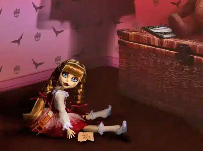 A boneca Annabelle da Mattel tem até um bilhetinho na mão com a pergunta que ela sempre faz: Miss me?  (Sentiu minha falta?. 