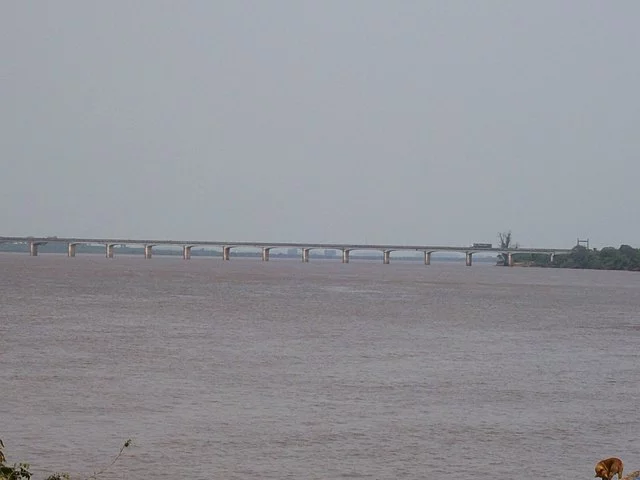 A Ponte Internacional Getúlio Vargas-Agustín Pedro Justo, é rodoviária e ferroviária sobre o rio Uruguai, fazendo a ligação entre Uruguaiana, no Rio Grande do Sul, e Paso de Los Libres, na Argentina, com 1.419m de extensão.