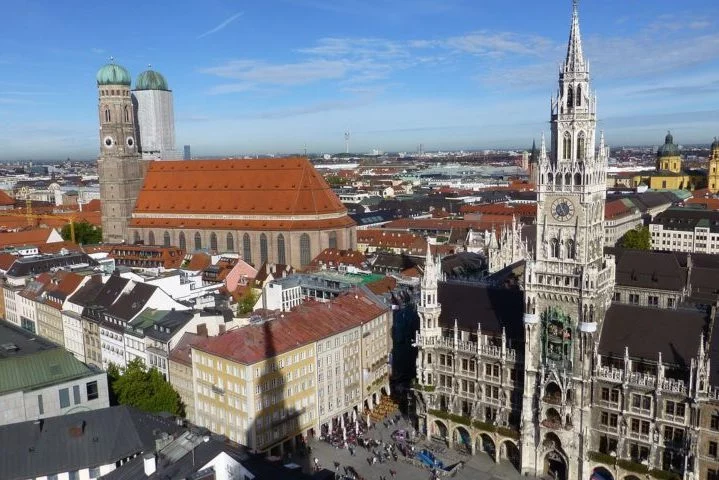 Outras cidades populares na Alemanha são Munique (foto), famosa pela Oktoberfest, Colônia, com sua imponente Catedral, e Hamburgo. O país oferece uma rica mistura de história, cultura e gastronomia.