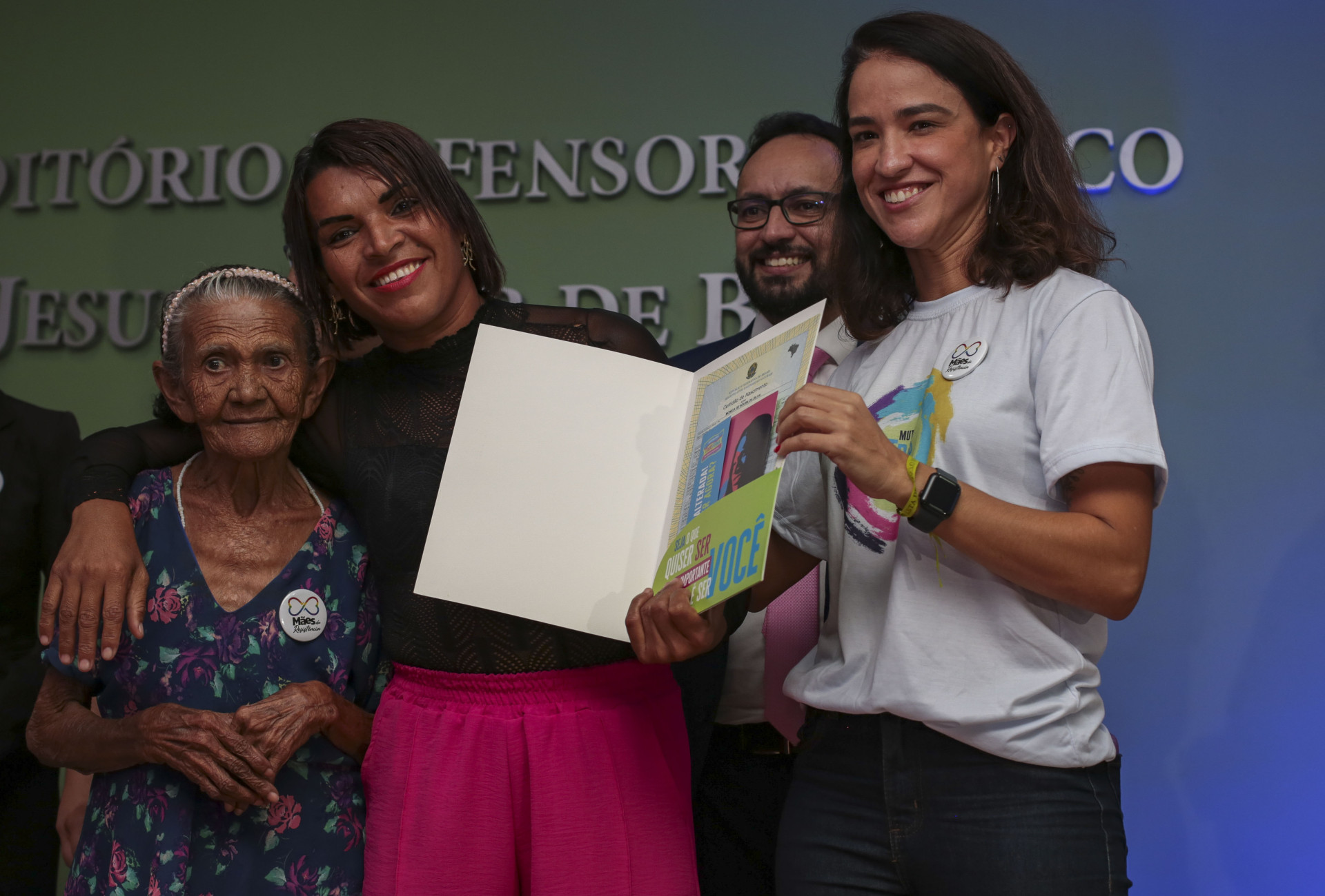 FORTALEZA,CEARÁ, BRASIL, 25.06.2024: Francisca Oliveira dos Santos e Monica de Sousa da Silva, mãe e filha que recebeu nova certidão. Defensoria Pública entrega novas certidões de nascimento para pessoas trans e travestis. 