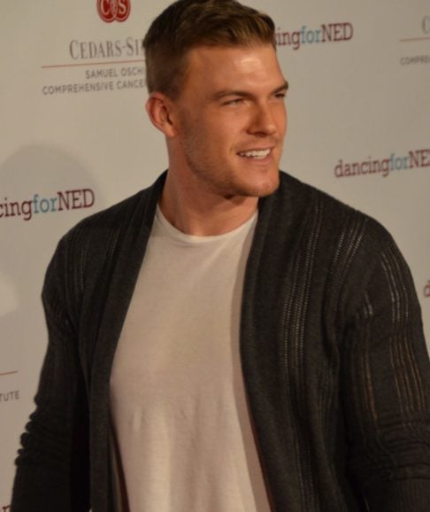 O ator Alan Ritchson, astro da série 