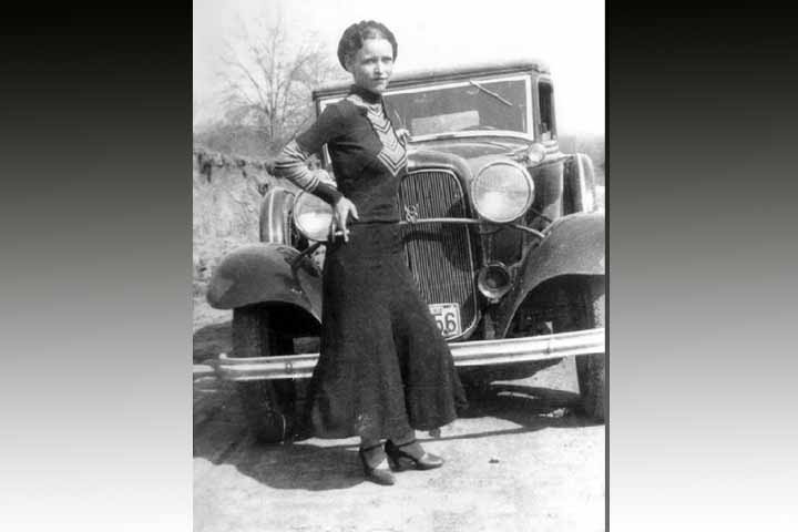 Bonnie teve uma infância pobre e difícil com a mãe e os dois irmãos, sobretudo depois que seu pai morreu quando ela tinha apenas quatro anos. Esse fato provocou a mudança da família de sua cidade natal para Dallas, no mesmo estado do Texas.