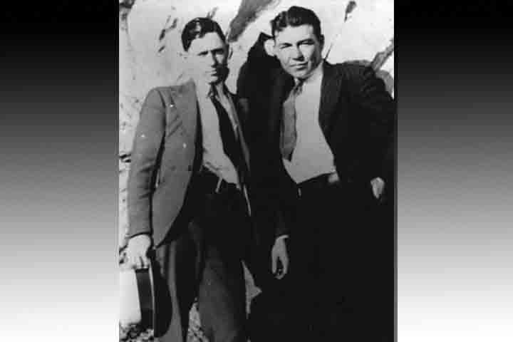 A segunda prisão ocorreu ao lado do irmão, Buck, por roubar perus de uma propriedade. Ele, então, seguiu praticando pequenos furtos em lojas de conveniência e de carros. Segundo o historiador John Neal Phillips, o objetivo de vida de Clyde era se vingar do sistema carcerário dos EUA pelos abusos sofridos em suas prisões.