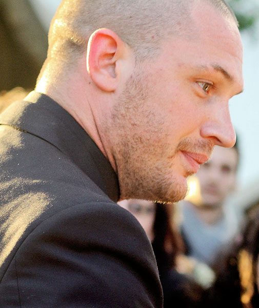 Para o papel de Bane, Tom Hardy passou por uma intensa preparação, tendo até que ganhar mais de 14 kg para compor o personagem.