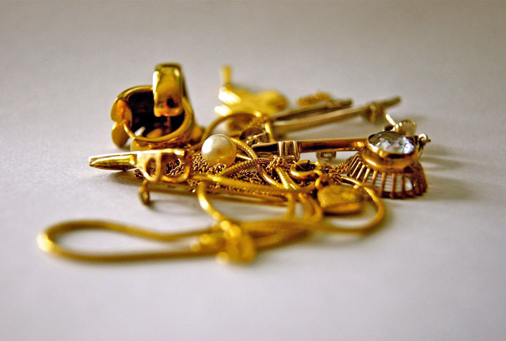 Além de ser usado na fabricação de joias, o ouro - por suas características de resistência - também é utilizado na fabricação de computadores, naves espaciais, motores e equipamentos de comunicação, entre outros. 