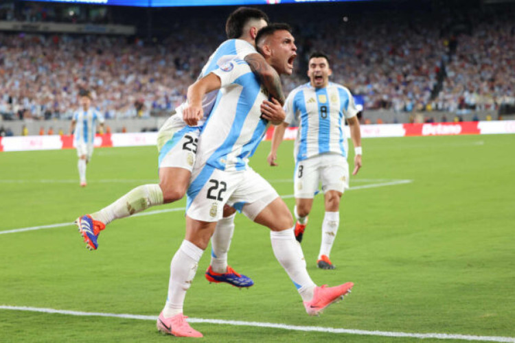 Aos 42 minutos do segundo tempo, Lautaro Martínez marca o gol da vitória por 1 a 0 e classifica a Alviceleste para as quartas de final
