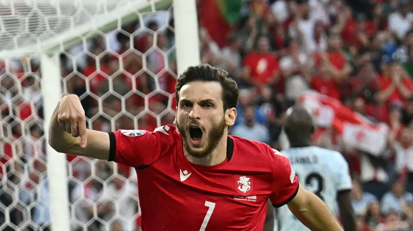 Kvaratskhelia marcou um dos gols no triunfo da Geórgia (Foto: OZAN KOSE / AFP)