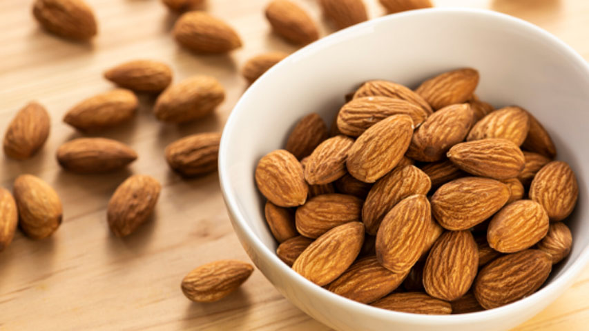 Amêndoas - São as sementes da amendoeira. É rica em magnésio, que ajuda o sistema nervoso contra cansaço e nervosismo. E tem cálcio, favorecendo os ossos. Auxiliam na regulação da glicose. Usada para lanches ou pratos frios, também é boa opção de aperitivo. Mas 10 gramas têm 58 calorias.   