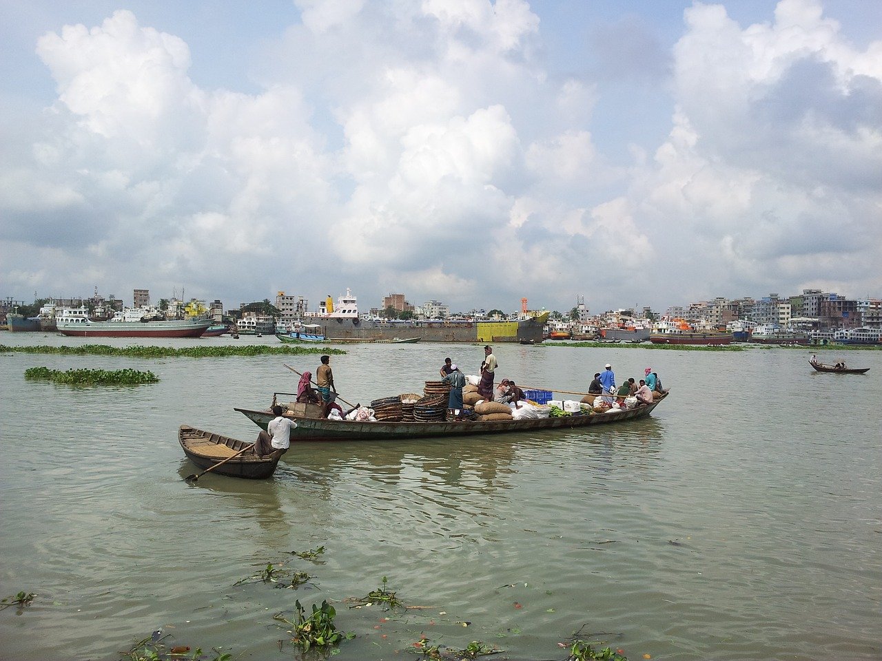 Com muitos palácios e mesquitas, é o centro político, econômico e cultural à margem do rio Buriganga (foto). Destaque também para a National Parliament House.