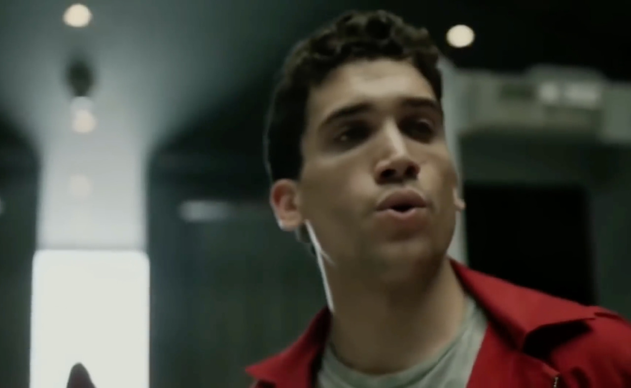 Resposta Correta: a) Daniel Ramos. Vivivo pelo ator e cantor espanhol Jaime Lorrente.