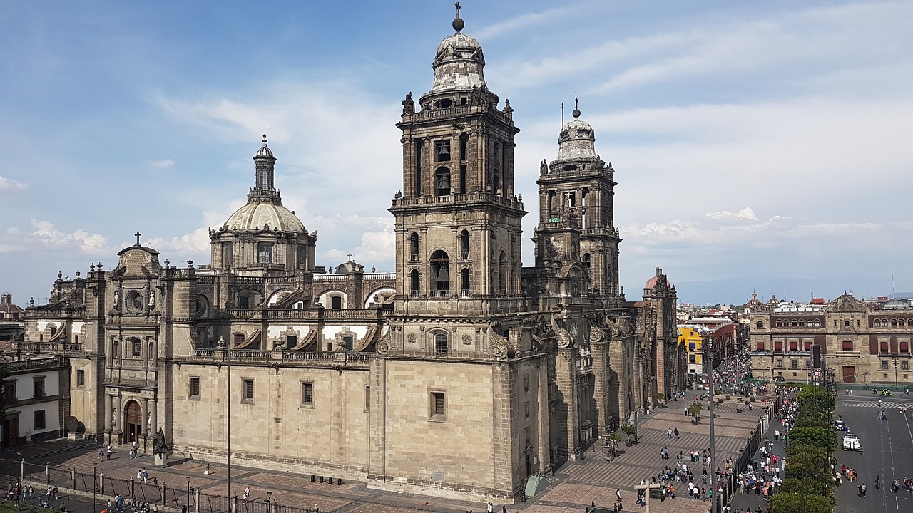 A Catedral Metropolitana (foto) se impõe na paisagem, bem como o Palácio Nacional. Também se sobressaem a Basílica de Guadalupe, as Pirâmides de Teotihuacan e o Museu de Frida Khalo.