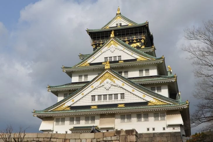 O Castelo de Osaka (foto), do século 16, é importante monumento histórico. Bem como o Sumiyoshi-taisha, um dos templos mais antigos do Japão, do século 3.