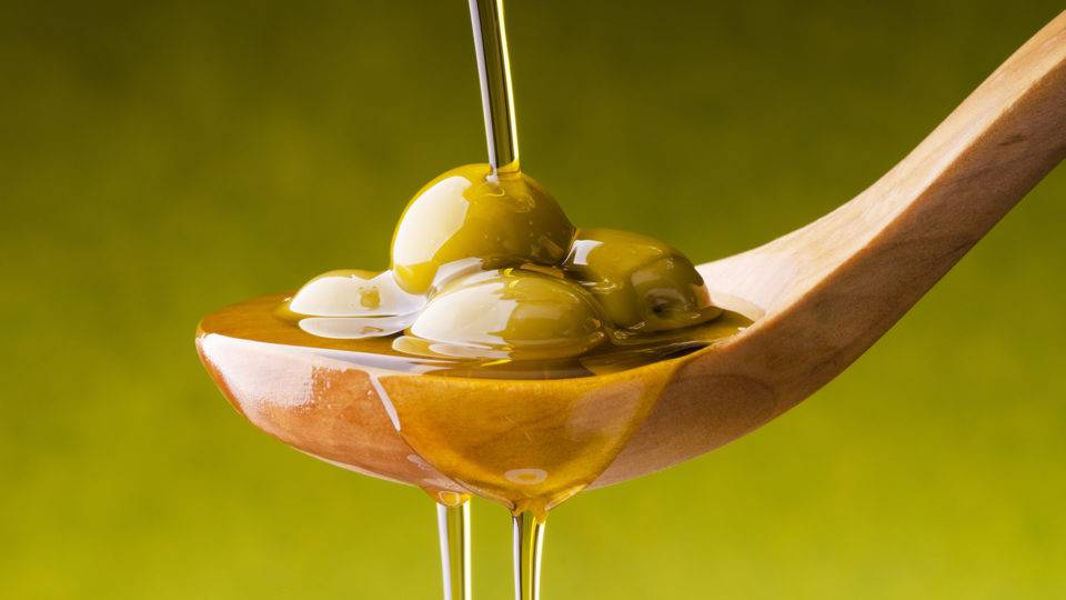   Azeite - Óleo vegetal extraído da azeitona, fruto da Oliveira. Alimento antigo, tem origem no Mediterrâneo, e se popularizou nas refeições em diversas partes do mundo. Ajuda a combater diabetes e faz bem para a pele, o cabelo e as unhas. O extravirgem é o recomendado, pois tem acidez de até 0,8%. Uma colher de sopa de azeite tem 119 calorias. 