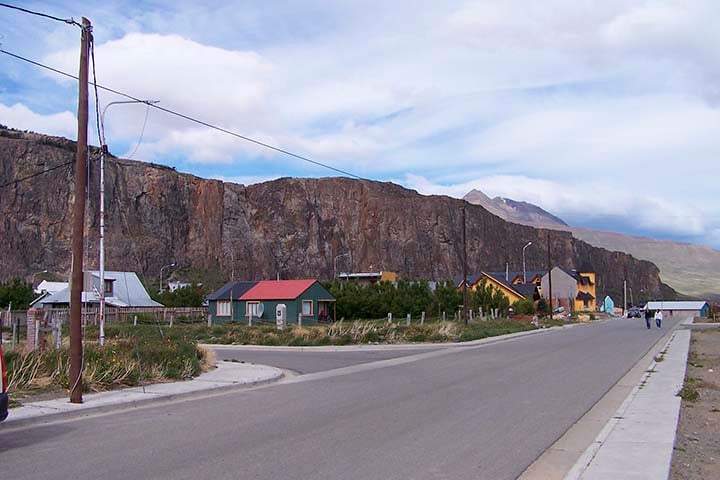 De acordo com dados de organização ambiental que atua em El Chaltén, no auge da temporada turística (entre novembro e março) a vila recebe até dez mil visitantes.
