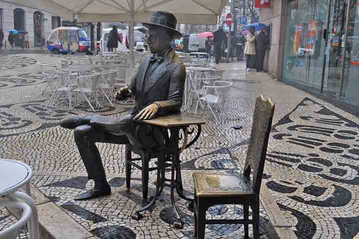 A criação de heterônimos é uma marca distintiva da obra de Fernando Pessoa. Estudos indicam que eles chegaram a sete dezenas. 
