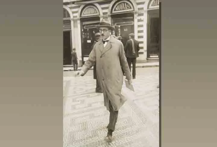 Os anos no exterior deram a Fernando Pessoa a oportunidade de uma formação em língua inglesa. 
