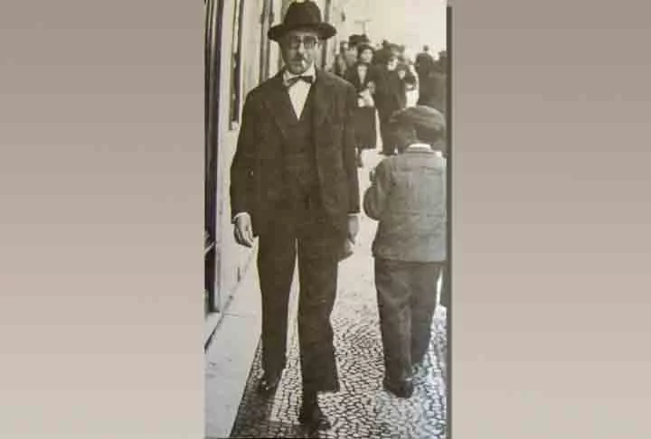 Antes de retornar a Lisboa, aos 14 anos, Pessoa, que era órfão de pai, perdeu duas irmãs pequenas. A série de tragédias familiares iria refletir mais tarde em sua obra literária. 

